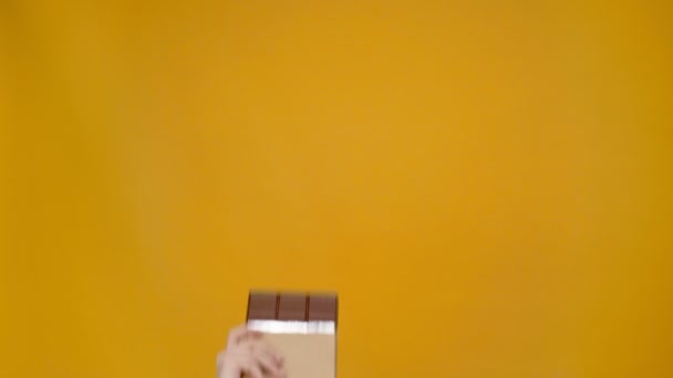 Обрезанный Вид Женщины Держащей Шоколад Указывая Пальцем Показывая Большой Палец — стоковое видео