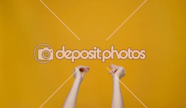 kadın dayama parmak ve müziğin için havada sallayarak el görünümünü kırpılmış