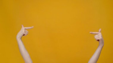 Parmaklarını kıvırma ve çılgın jest sarı izole gösterilen kadın kırpılmış görünümü