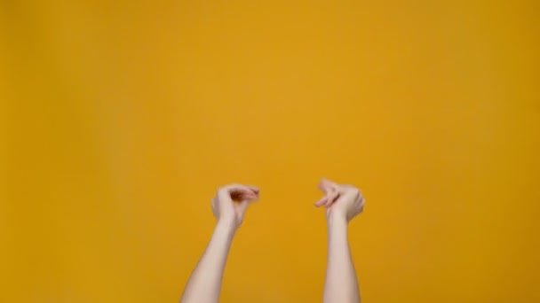 女性スナップ指や音楽のリズムに乗って空気中を振って手のビューをトリミング — ストック動画
