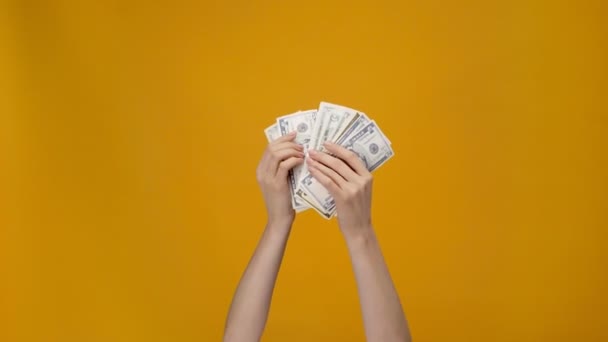 Vista Recortada Mulher Contando Notas Dólar Mãos Isoladas Amarelo — Vídeo de Stock