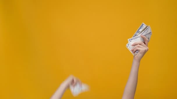 Vista Recortada Mulher Com Mãos Estendidas Apresentando Notas Dólar Isoladas — Vídeo de Stock