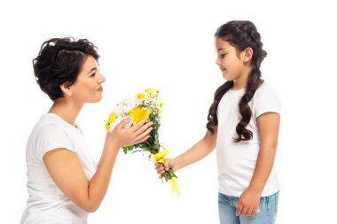 beyaz izole çekici latin anne çiçek veren mutlu çocuk 