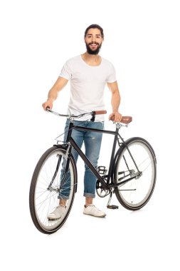 mutlu latin adam beyaz izole bisiklet yanında duran