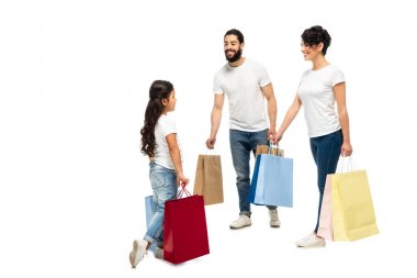 mutlu latin anne beyaz izole kızı bakarken alışveriş torbaları tutan  