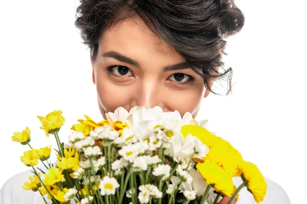 Mujer Latina Cubriendo Cara Mientras Huele Flores Aisladas Blanco — Foto de Stock