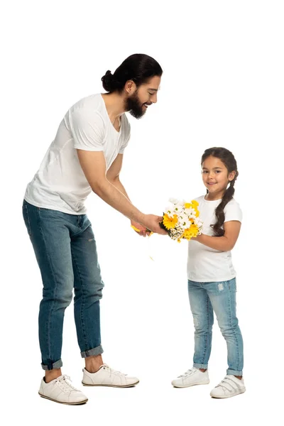 Ευτυχισμένος Λάτιν Πατέρας Δίνοντας Κίτρινα Λουλούδια Χαριτωμένο Κόρη Απομονωθεί Λευκό — Φωτογραφία Αρχείου