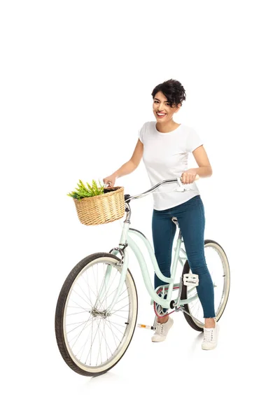 Χαρούμενη Λατινική Γυναίκα Ιππασία Ποδήλατο Και Χαμογελαστά Απομονώνονται Λευκό — Φωτογραφία Αρχείου