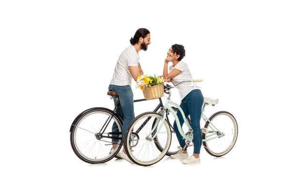 Barbudo Latino Hombre Mirando Atractiva Mujer Sentado Bicicleta Aislado Blanco — Foto de Stock
