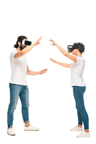 Bearded Latin Man Woman Wearing Virtual Reality Headsets Gesturing Isolated — Stock Photo, Image