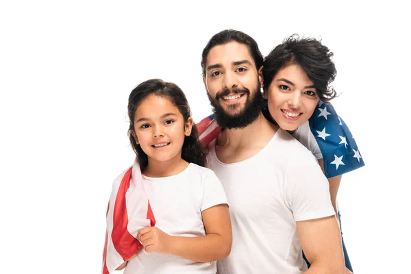 Feliz Família Latina Sorrindo Enquanto Segurando Bandeira Americana Isolada Branco — Fotografia de Stock