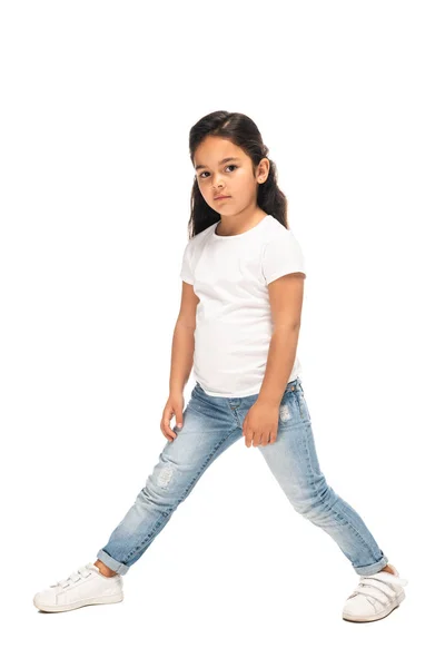 Adorable Niño Latino Pie Jeans Azules Aislados Blanco — Foto de Stock