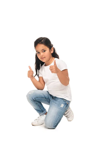 Χαρούμενο Λατινικό Παιδί Μπλε Τζιν Δείχνοντας Αντίχειρες Επάνω Απομονωμένη Λευκό — Φωτογραφία Αρχείου