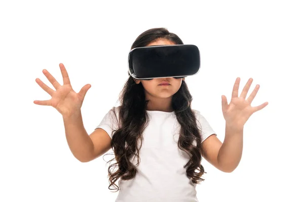 Latein Kind Gestikuliert Während Virtual Reality Headset Isoliert Auf Weiß — Stockfoto