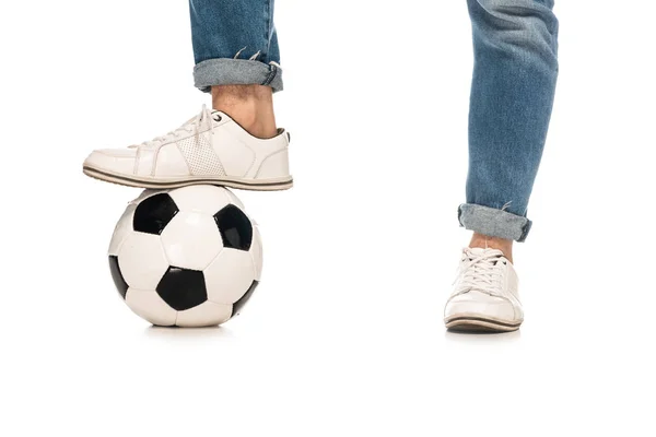 Vista Recortada Del Hombre Pie Cerca Del Fútbol Aislado Blanco — Foto de Stock