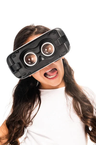 Nettes Lateinisches Kind Zeigt Zunge Während Virtual Reality Headset Isoliert — Stockfoto