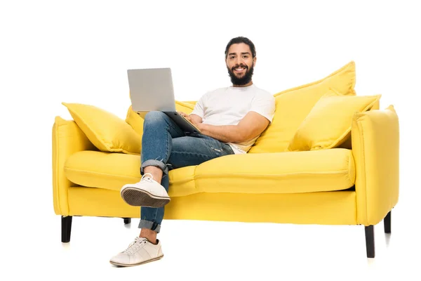 Homem Latino Barbudo Feliz Usando Laptop Enquanto Sentado Sofá Amarelo — Fotografia de Stock