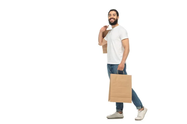 Glücklicher Lateinischer Mann Mit Einkaufstaschen Während Isoliert Auf Weiß Steht — Stockfoto