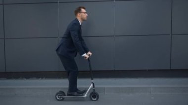 bina yakınında resmi giyim binicilik kick scooter işadamı