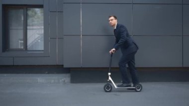 bina yakınında resmi giyim binicilik kick scooter işadamı