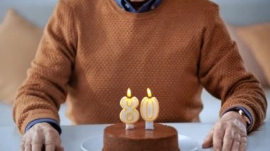 mutlu kıdemli adam yakın mumlar ile Doğum günü pastası raf odak 