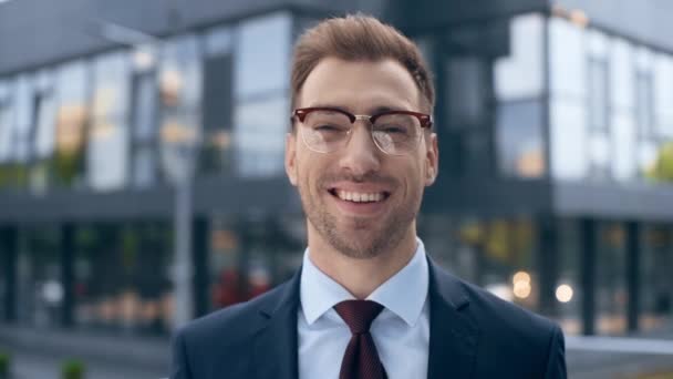 Enfoque Selectivo Hombre Negocios Gafas Sonriendo Mirando Alrededor — Vídeos de Stock