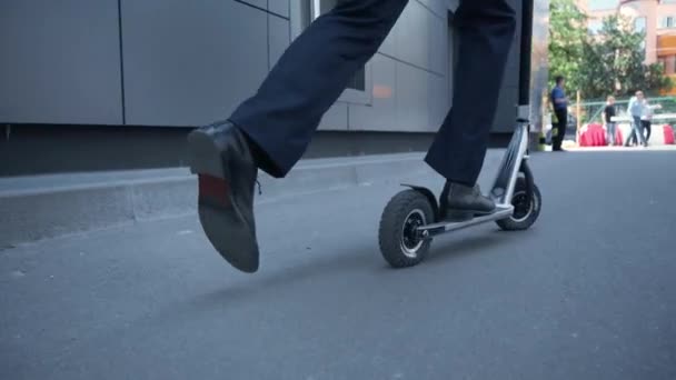 Visão Cortada Homem Negócios Desgaste Formal Equitação Chute Scooter Perto — Vídeo de Stock