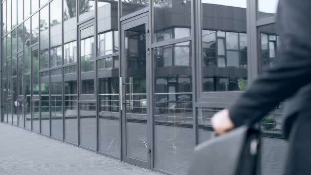 Hombre Negocios Con Maletín Llegando Tarde Abriendo Puerta Entrando Edificio — Vídeo de stock