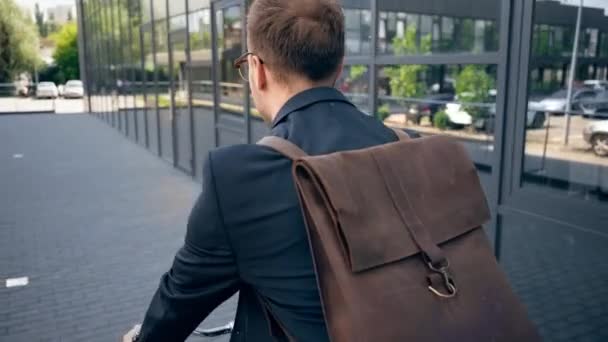 Achteraanzicht Van Zakenman Met Rugzak Rijden Fiets Buurt Van Gebouw — Stockvideo