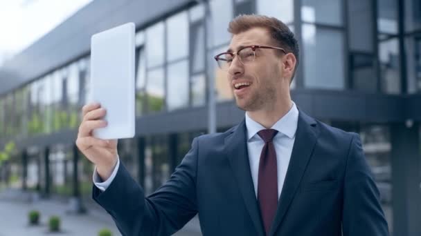 Obchodník Digitálním Tabletem Který Video Hovor Ukazující Mír Mluvení Úsměv — Stock video