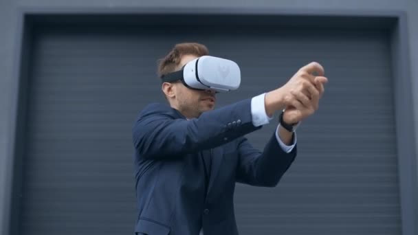 Geschäftsmann Virtual Reality Headset Imitiert Schießen Mit Waffe Nahe Grauer — Stockvideo