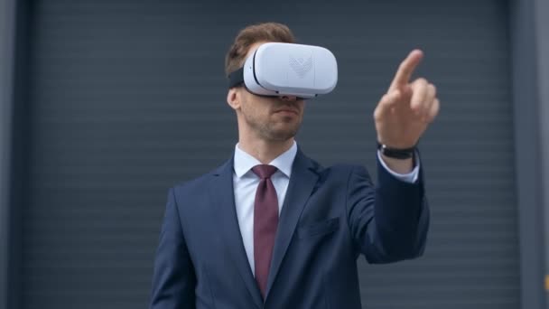 Hombre Negocios Auriculares Realidad Virtual Gestos Cerca Pared Gris — Vídeos de Stock