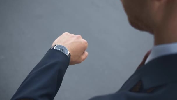 Achteraanzicht Van Zakenman Het Verhogen Van Hand Kijken Naar Horloge — Stockvideo