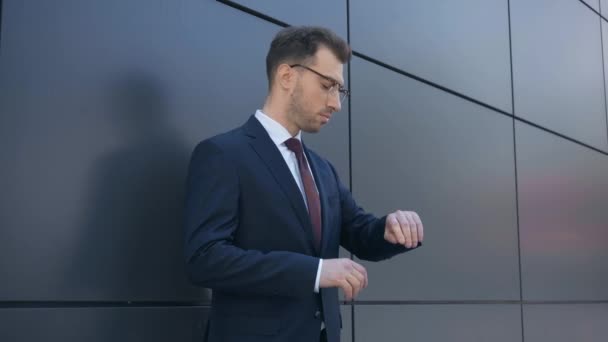Geschäftsmann Offizieller Kleidung Schaut Auf Uhr Stellt Krawatte Ein Und — Stockvideo