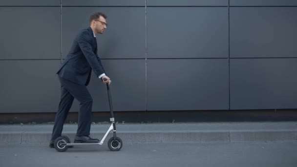 Geschäftsmann Offizieller Kleidung Fährt Tretroller Der Nähe Von Grauem Gebäude — Stockvideo