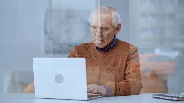 Selectieve Focus Van Serieuze Senior Man Glazen Typen Laptop Thuis — Stockvideo