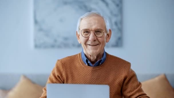 Selectieve Focus Van Gelukkige Senior Man Glazen Lachen Tijdens Het — Stockvideo