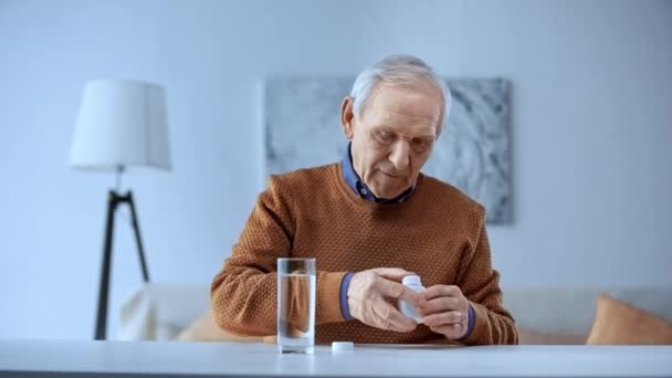 Senior Man Öppnings Flaska Medicin Och Dricksvatten Hemma — Stockvideo