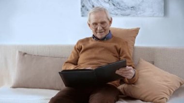 fotoğraf albümüne bakarken gözlüklü neşeli emekliydi 