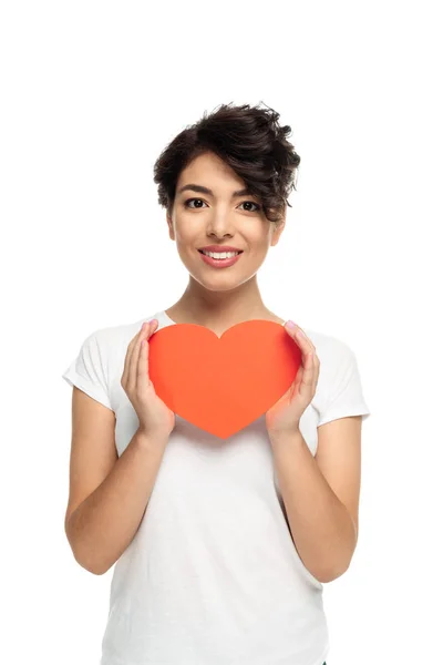 Happy latin woman holding red heart-shape carton isolated on white — Stock Photo