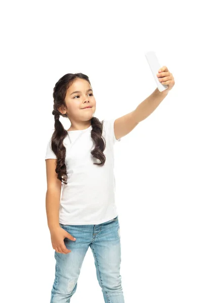 Criança latina feliz tomando selfie no smartphone isolado no branco — Fotografia de Stock