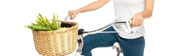 Plano panorámico de la mujer montar en bicicleta aislado en blanco - foto de stock