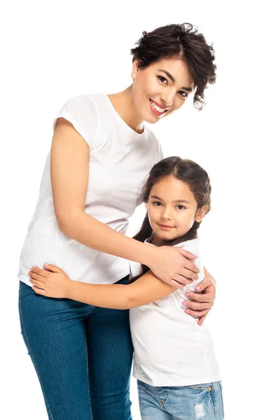 Felice latino madre abbraccio con carino figlia isolato su bianco — Foto stock