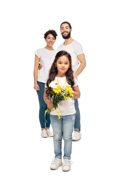Вибірковий фокус милої дитини, що тримає квіти біля латинських батьків ізольовані на білому — стокове фото