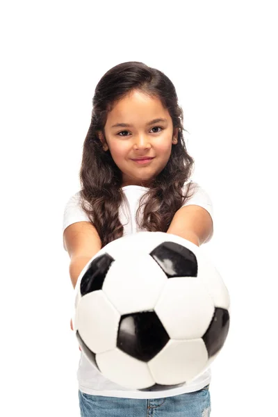 Селективный фокус латинского ребенка, держащего футбольный мяч изолирован на белом — стоковое фото