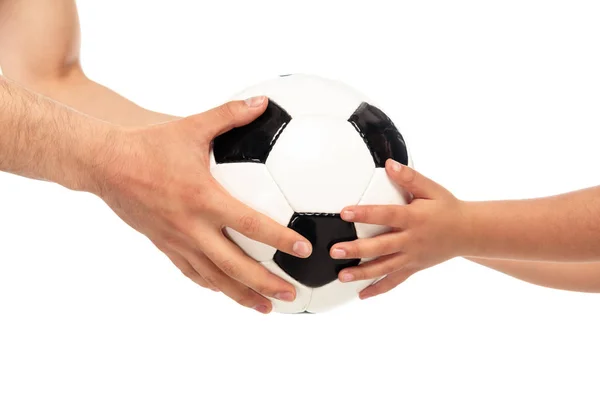 Обрезанный вид отца и дочери, держащих футбольный мяч изолирован на белом — стоковое фото