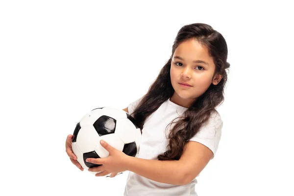 Очаровательный ребенок держит футбольный мяч изолирован на белом — стоковое фото