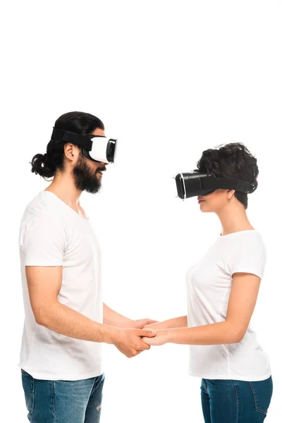 Glückliches Latino-Paar, das Hände hält, während es Virtual-Reality-Headset isoliert auf weiß trägt — Stockfoto