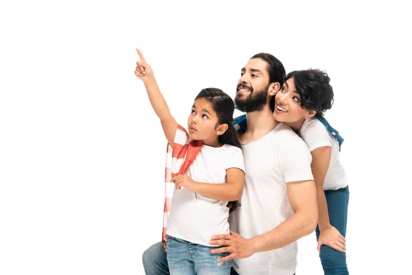 Mignon latin enfant pointant avec doigt enar heureux parents isolés sur blanc — Photo de stock