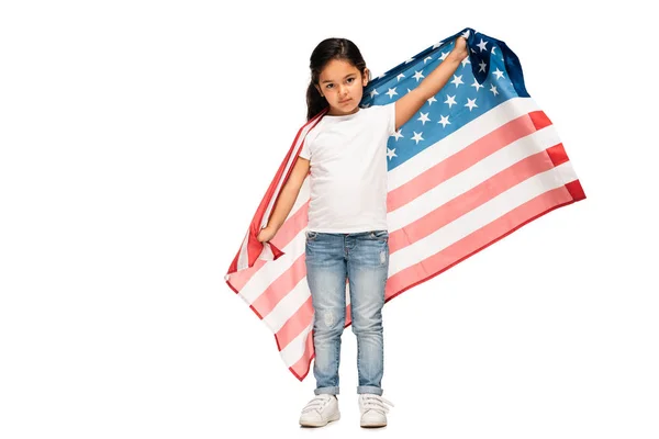 Mignon enfant latin en jeans denim debout avec drapeau américain isolé sur blanc — Photo de stock